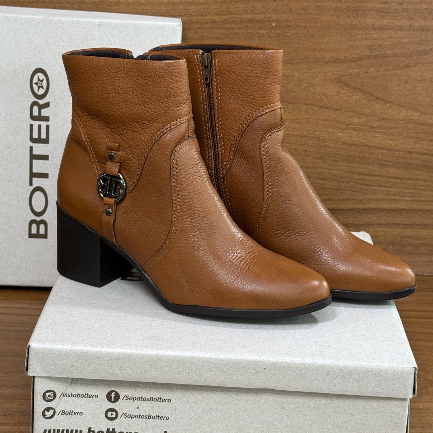 Botas femininas com 30% OFF na compra do presente